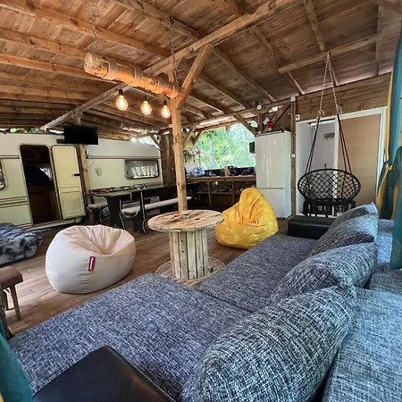 Кемпинг каравана градина